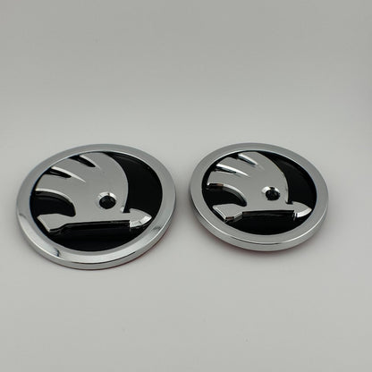 Set embleme SKODA, capota portbagaj, 80mm/90mm, negru/chrome pentru Octavia, Superb, Fabia, Rapid, Kodiaq