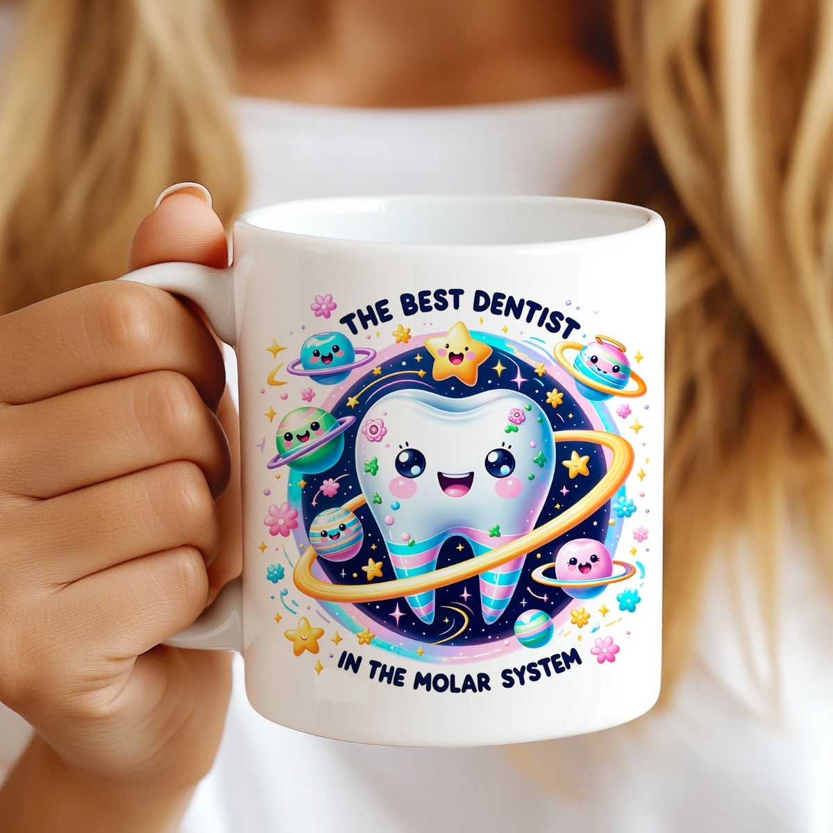 Cană cadou dentist - cel mai bun dentist din sistemul molar, cană ceramică albă 330ml, mesaj amuzant pentru stomatologi, design colorat cu univers și dințișori