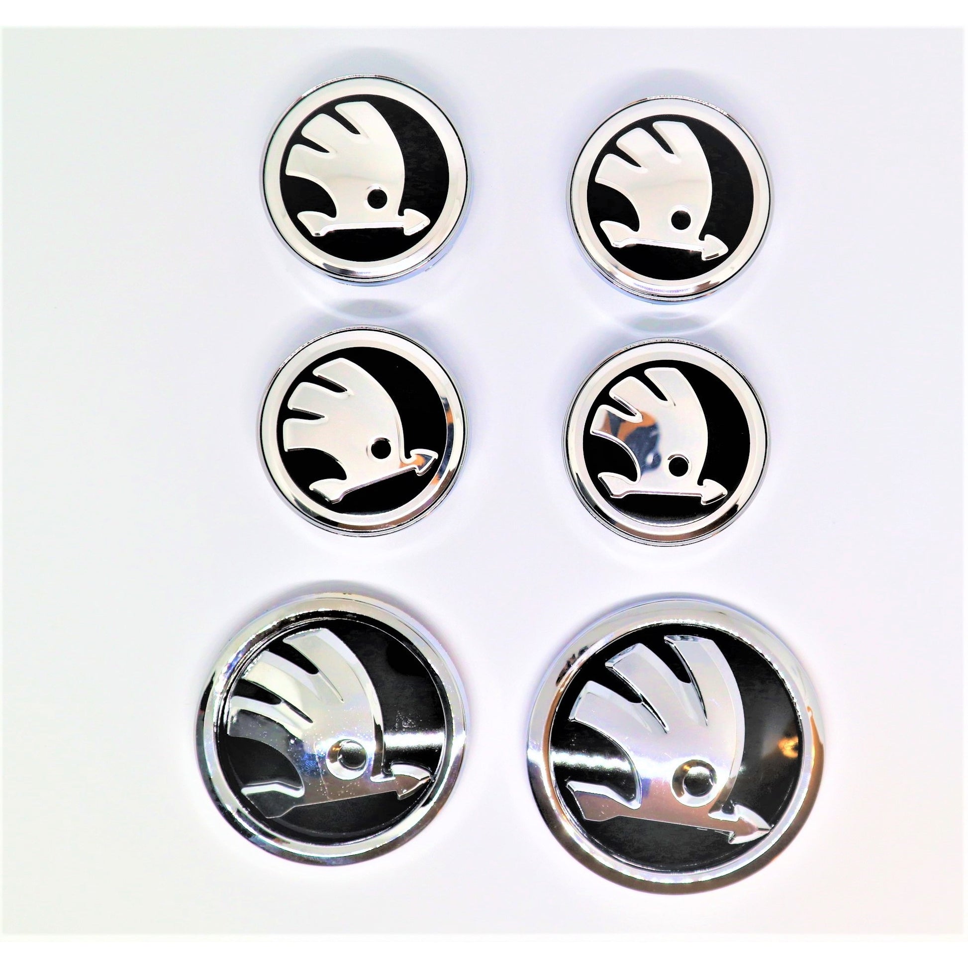 Set embleme sigle Skoda,6 piese, negru - argintiu, capace jante 56 mm, sigla capota 90 mm, sigla portbagaj 80 mm
