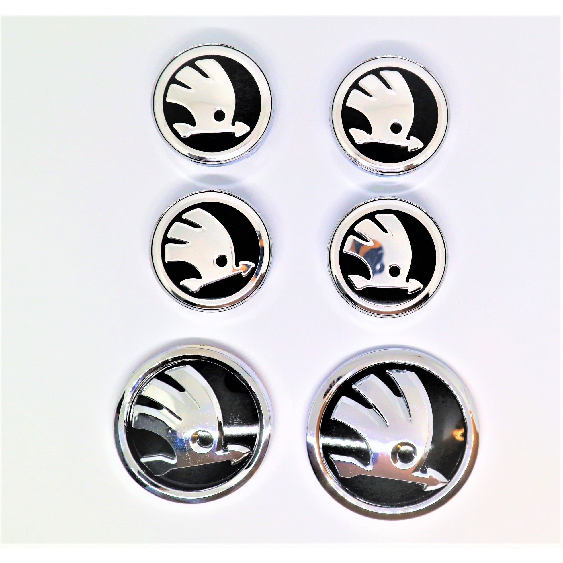 Set embleme sigle Skoda,6 piese, negru - argintiu, capace jante 56 mm, sigla capota 90 mm, sigla portbagaj 80 mm