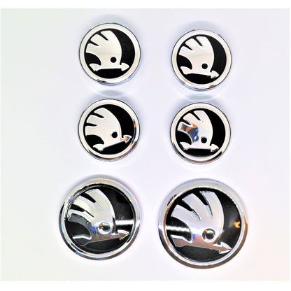 Set embleme sigle Skoda,6 piese, negru - argintiu, capace jante 56 mm, sigla capota 90 mm, sigla portbagaj 80 mm