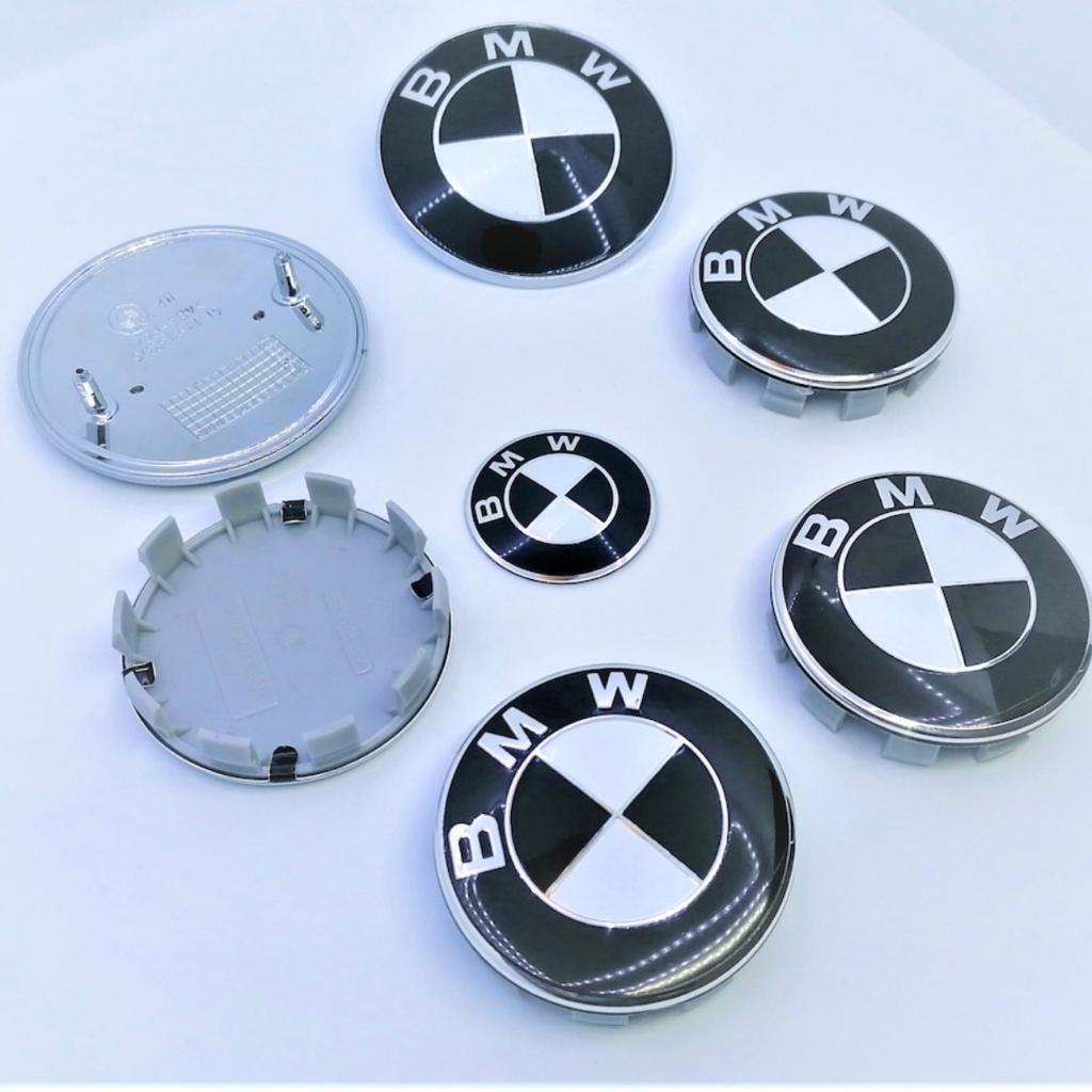 Set sigle embleme BMW 7 piese, alb negru, capota 82 mm, portbagaj 74mm, 4 capace jante 68mm, volan 44 mm, seria Seria 3, E90, E91, F30, F31