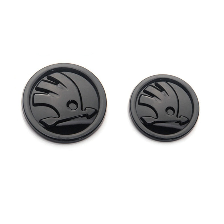 Set doua embleme capota/portbagaj pentru Skoda Octavia Superb Fabia Rapid Kodiaq 80mm 90mm negru lucios