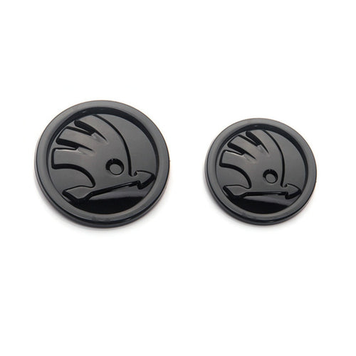 Set doua embleme capota/portbagaj pentru Skoda Octavia Superb Fabia Rapid Kodiaq 80mm 90mm negru lucios