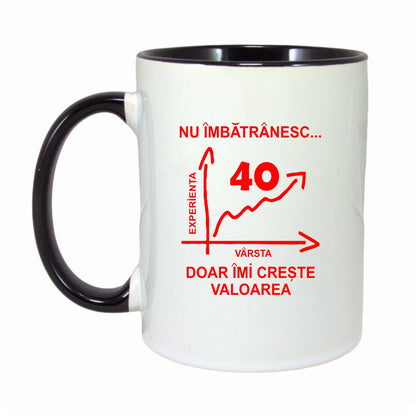 Cana personalizata cu interior negru, "Nu imbatranesc doar imi creste valoarea, 40 ani", 330ml