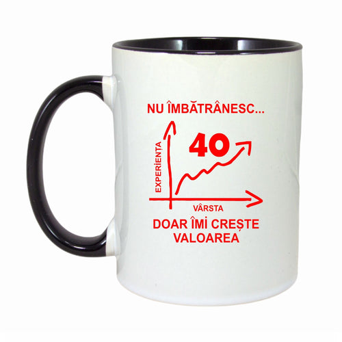 Cana personalizata cu interior negru, "Nu imbatranesc doar imi creste valoarea, 40 ani", 330ml
