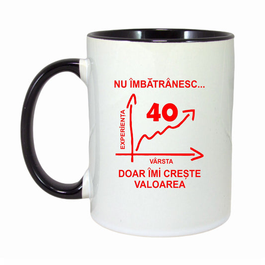 Cana personalizata cu interior negru, "Nu imbatranesc doar imi creste valoarea, 40 ani", 330ml