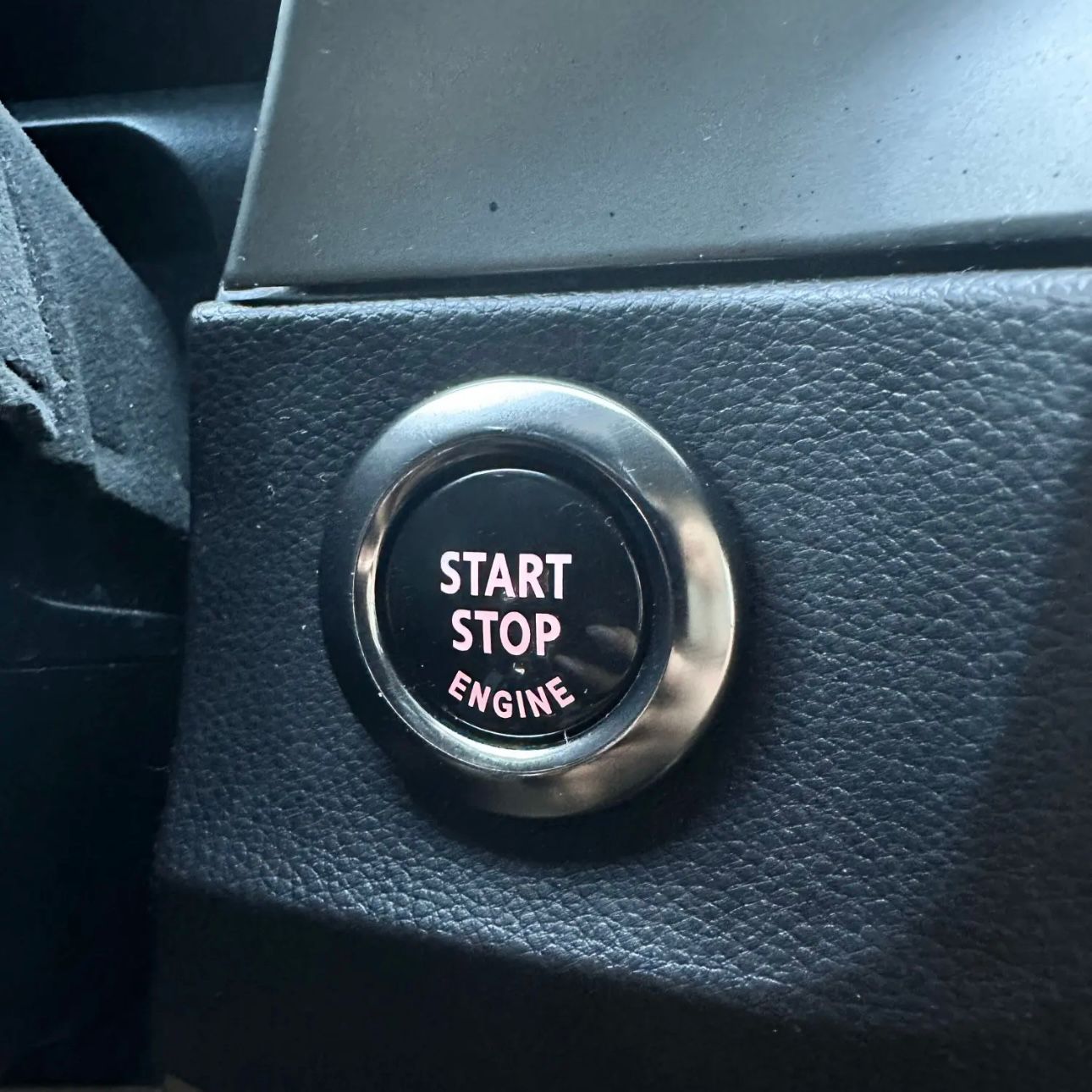 Buton Capac Start Stop Compatibil cu BMW E60 E63 E70 E71 E82 E84 E90 E91 E92 E93, Negru