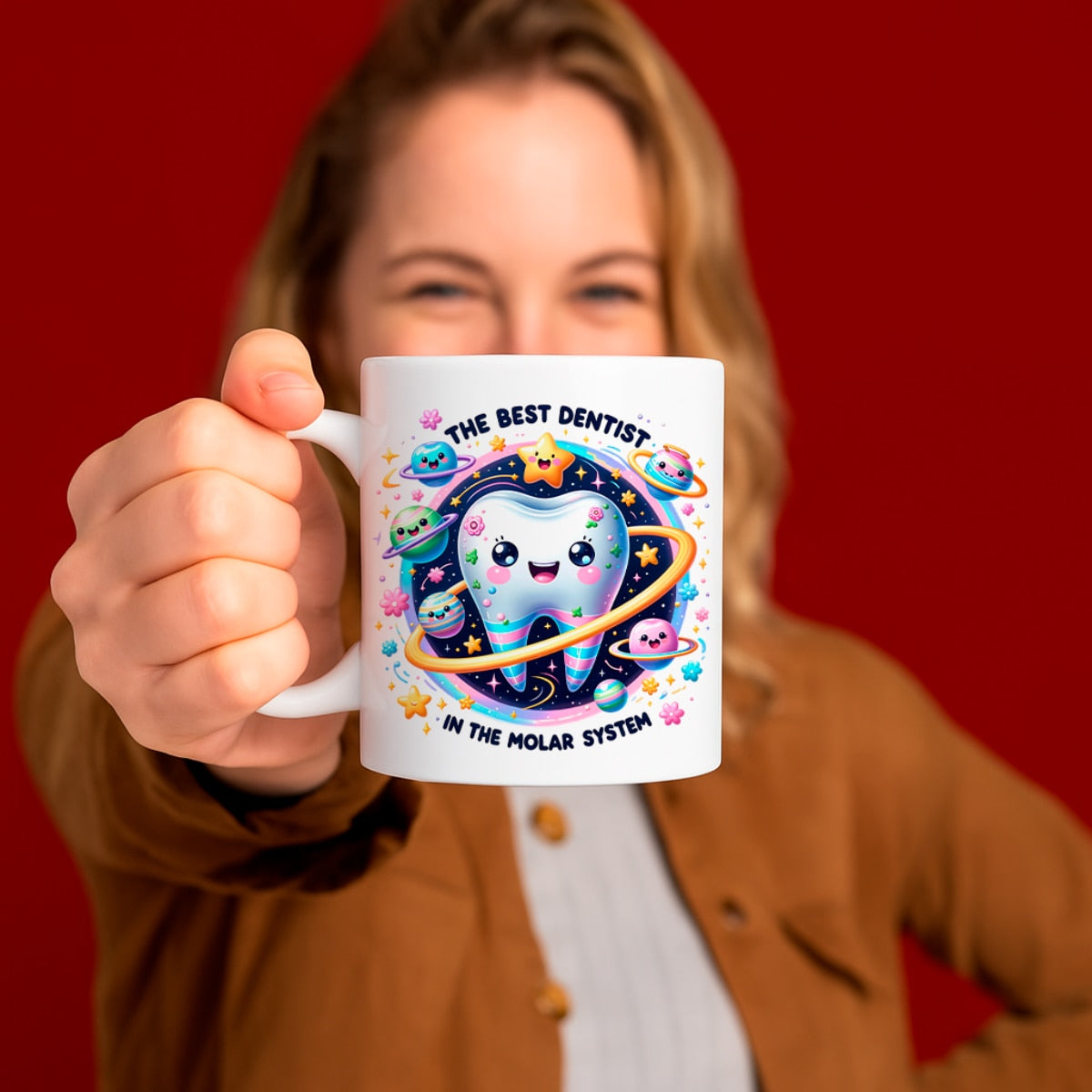 Cană cadou dentist - cel mai bun dentist din sistemul molar, cană ceramică albă 330ml, mesaj amuzant pentru stomatologi, design colorat cu univers și dințișori