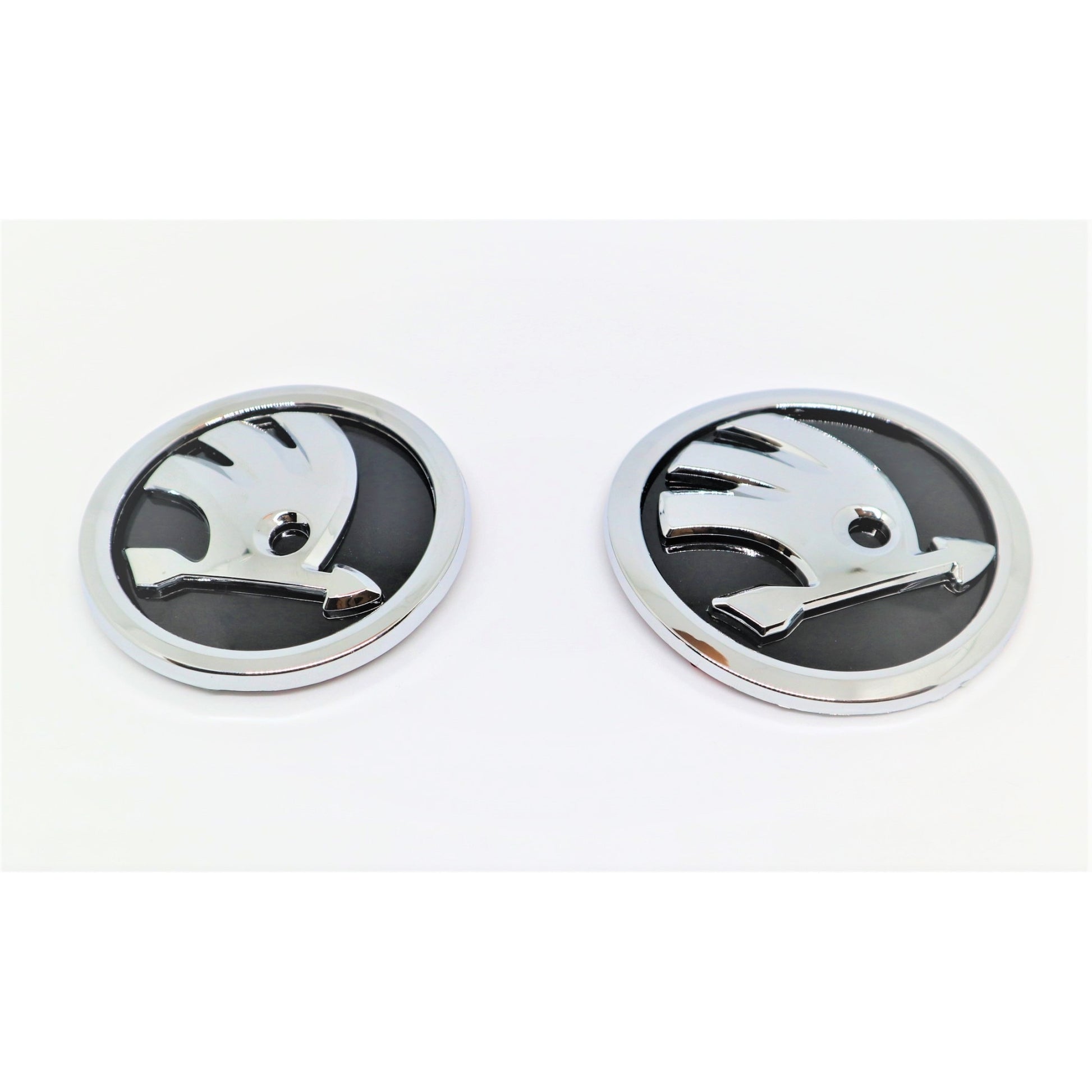 Set embleme sigle Skoda, 6 piese, negru - argintiu, capace jante 60 mm, sigla capota 90 mm, sigla portbagaj 80 mm