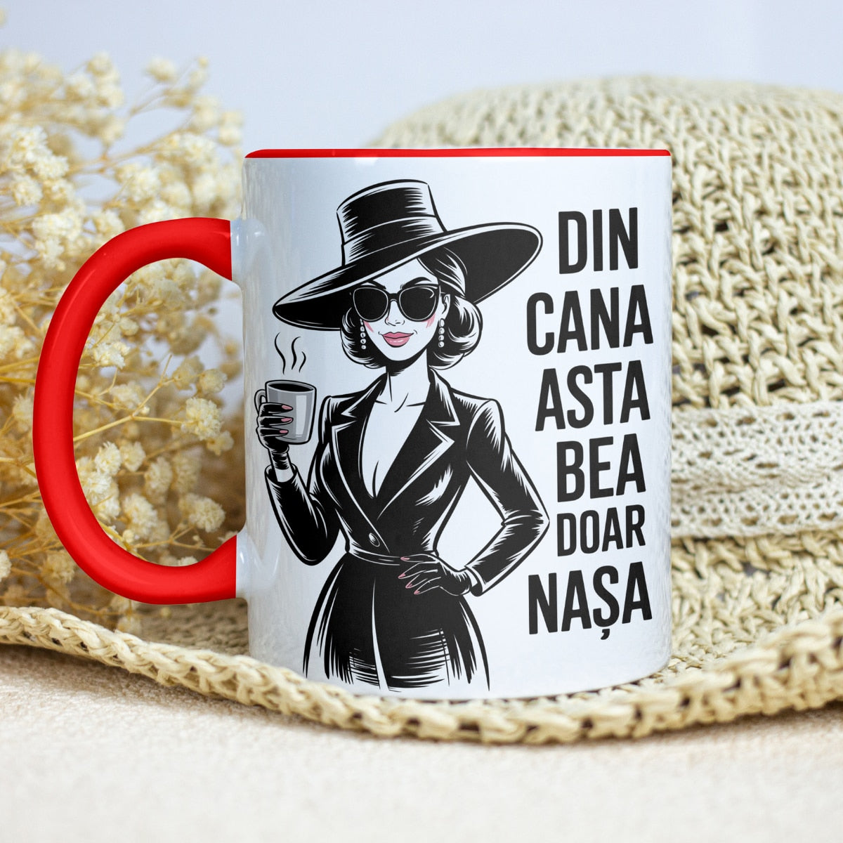 Set 2 cani haioase pentru Nas si Nasa, cu ilustratie „Din cana asta bea doar Nasu/Nasa”, interior rosu si negru, cadou personalizat nunta si botez, ceramica 330ml