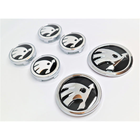 Set embleme sigle Skoda, 6 piese, negru - argintiu, capace jante 60 mm, sigla capota 90 mm, sigla portbagaj 80 mm