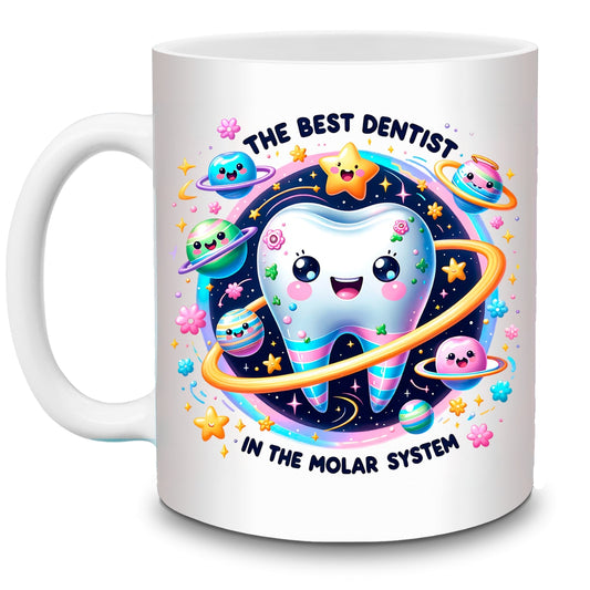 Cană cadou dentist - cel mai bun dentist din sistemul molar, cană ceramică albă 330ml, mesaj amuzant pentru stomatologi, design colorat cu univers și dințișori