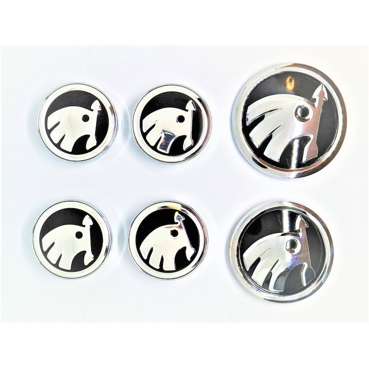 Set embleme sigle Skoda,6 piese, negru - argintiu, capace jante 56 mm, sigla capota 90 mm, sigla portbagaj 80 mm