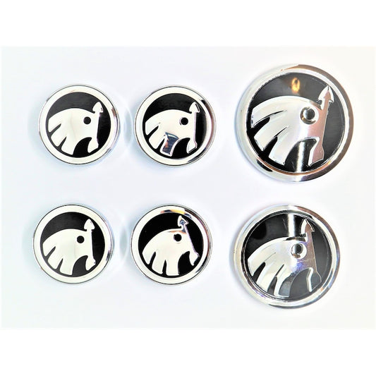 Set embleme sigle Skoda,6 piese, negru - argintiu, capace jante 56 mm, sigla capota 90 mm, sigla portbagaj 80 mm