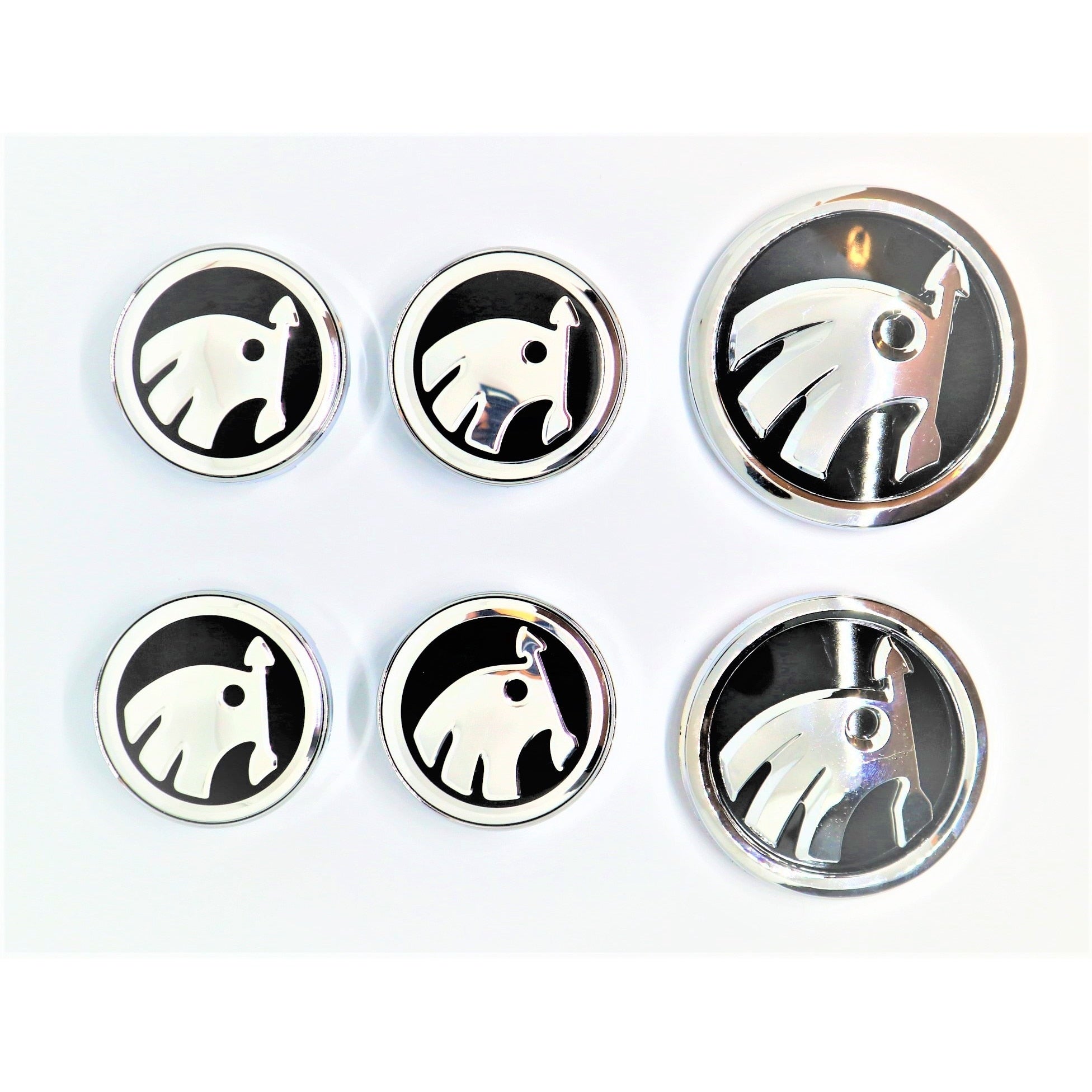 Set embleme sigle Skoda, 6 piese, negru - argintiu, capace jante 60 mm, sigla capota 90 mm, sigla portbagaj 80 mm