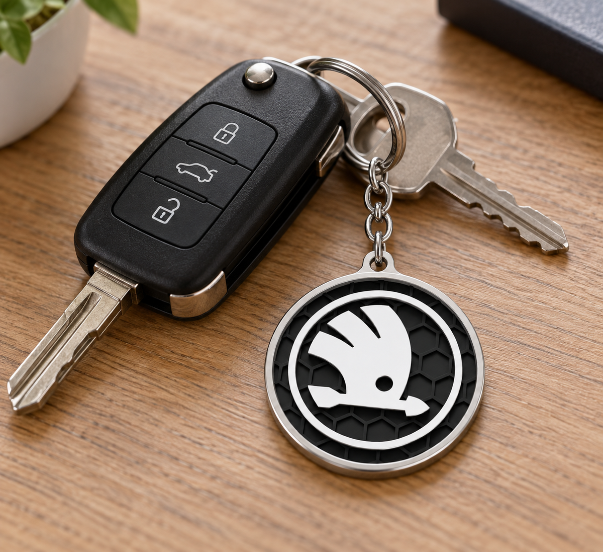 Breloc auto Skoda logo rotund cu lanț și inel