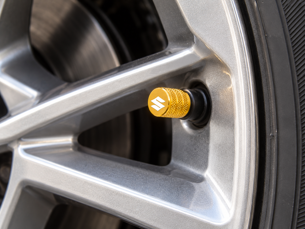 Set 4 Capacele Ventil Auto din Aluminiu cu Sigla Suzuki (Emblema Alba) - Gold