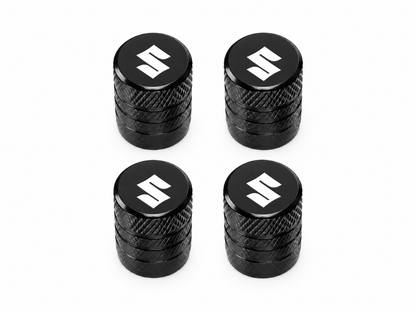 Set 4 Capacele Ventil Auto din Aluminiu cu Sigla Suzuki (Emblema Alba) - Negru