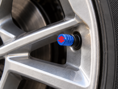 Set 4 Capacele Ventil Auto din Aluminiu cu Sigla Suzuki (Emblema Rosie) - Albastru