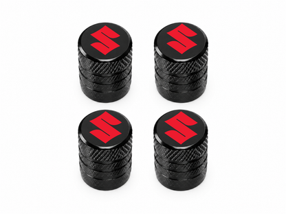 Set 4 Capacele Ventil Auto din Aluminiu cu Sigla Suzuki (Emblema Rosie) - Negru